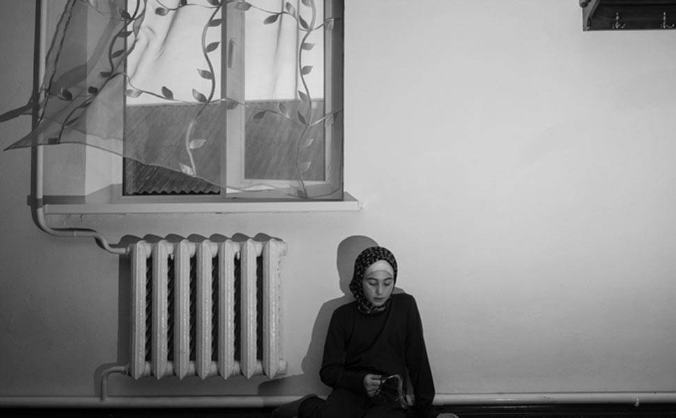 Nesta imagem, uma garota aparece rezando na única madrassa (escola religiosa islâmica) oficial para meninas na Tchetchênia e na Rússia. "Essa é uma das madrassas mais antigas, onde mulheres e meninas podem estudar a religião islâmica", conta Monteleone