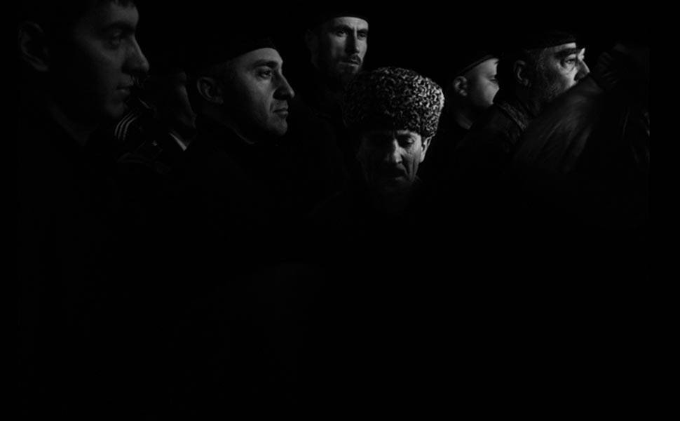 De acordo com Monteleone, a imagem mostra um grupo de homens deixando a mesquita de Akhmad Kadyrov, oficialmente conhecida como 'O coração da Tchetchênia', após as preces de sexta-feira. "O islamismo, tão reprimido lá, agora é fortemente promovido", diz