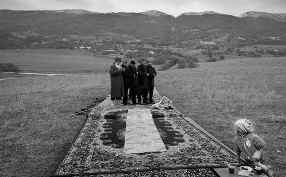 As fotografias documentando a vida na Chechênia estão em uma exposição de fotografias do italiano Davide Monteleone, em Londres. Ele é vencedor do 4º Prêmio de Fotojornalismo Carmignac Gestion, um dos mais prestigiados do mundo. Monteleone esteve na Tchetchênia entre o fim de 2013 e o início de 2014 para realizar este projeto