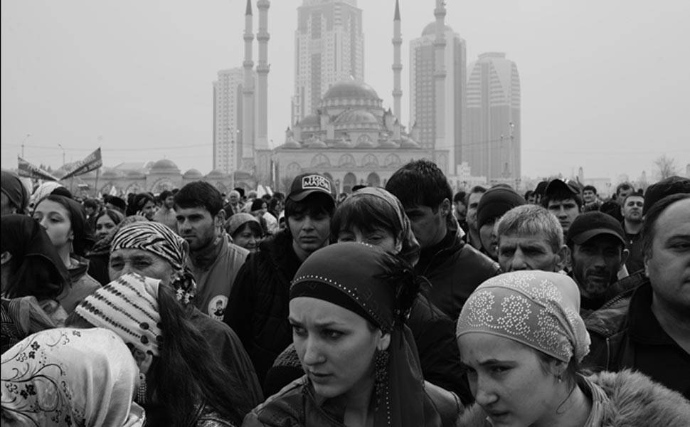 "Um grupo de ativistas pró-Kadyrov aparece na principal praça da cidade para a celebração do 10º aniversário do dia da Constituição. Ao fundo estão a mesquita central e os arranha-céus de Grozny, o maior símbolo da reconstrução da região com os esforços de Kadyrov e o dinheiro de Moscou", diz Monteleone