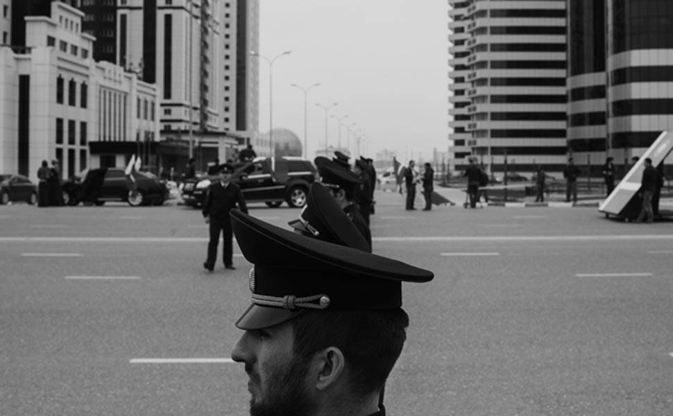 Forças de segurança aparecem na foto no mesmo evento. "Mesmo que eu venha da tradição de fotografia documental, meu objetivo não é só informar, mas criar imagens que sejam a interpretação de uma ideia. Quero que o público das fotos fique curioso sobre o objeto da minha pesquisa e comece também a investigar", afirma o fotógrafo