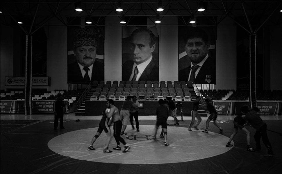 Na academia central de Grozny, na Tchetchênia, uma prática de luta acontece sob os retratos do atual presidente russo Vladimir Putin, de Akhmad Kadyrov, presidente checheno assassinado em 2004, e seu filho, Ramzan Kadyrov. Akhmad Kadyrov foi uma figura dominante na política local. Ele foi nomeado para a presidência da Tchetchênia em 2007 por Putin e quase que unanimemente aprovado pelo Parlamento local