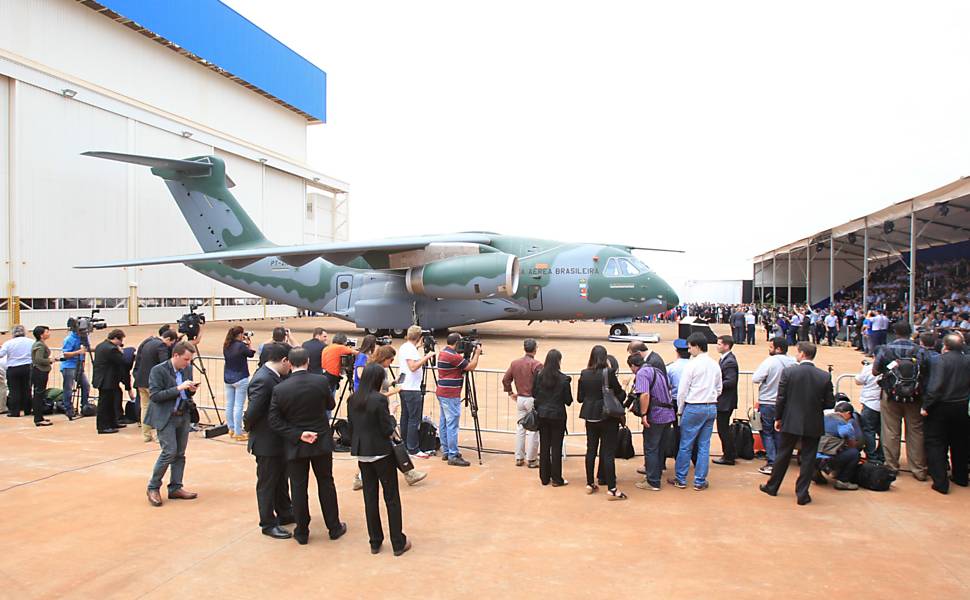 Embraer negocia 1ª linha do avião KC-390 fora do Brasil - 04/03/2024 -  Mercado - Folha