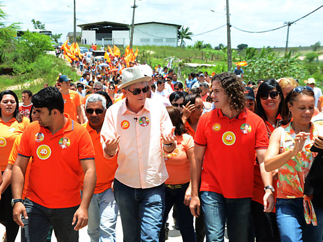 Caminhada no Bairro do Mutirão, em Campina Grande (PB), em 14 de outubro