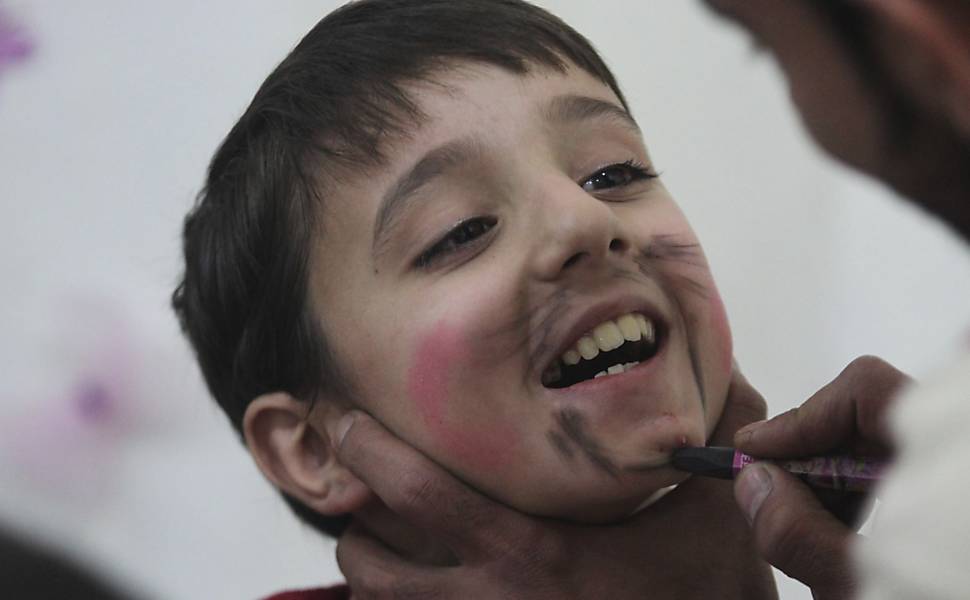 Organização leva educação e apoio psicológico para crianças sírias