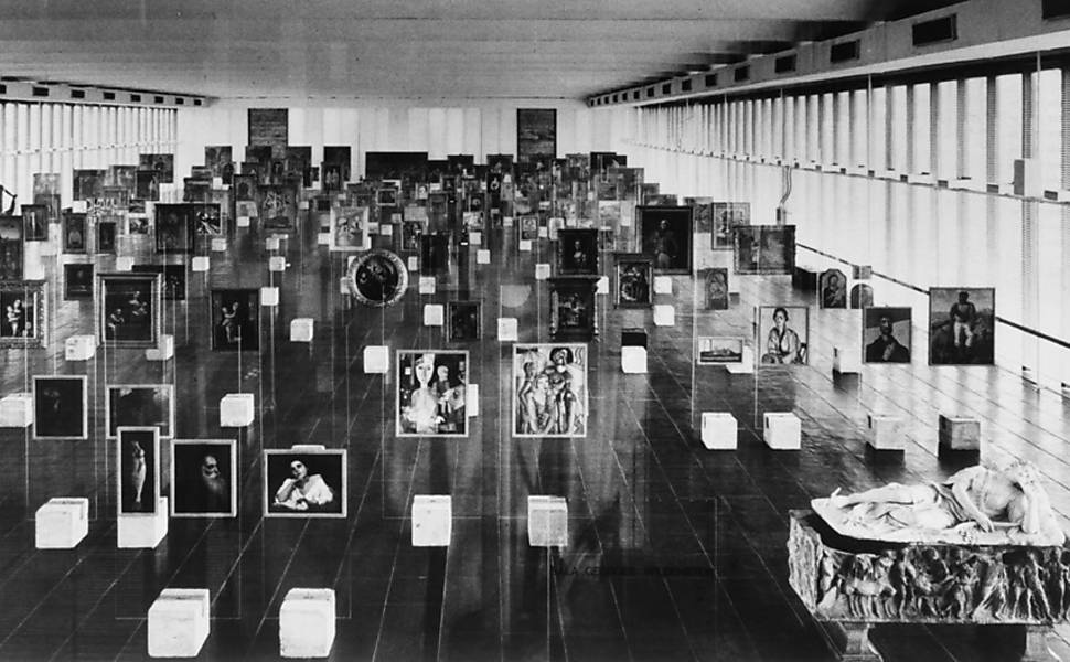 Pinacoteca com iluminação natural e cavaletes originais