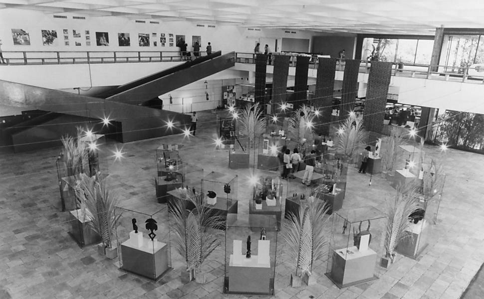 Hall Cívico aberto, com iluminação natural e pedra-goiás