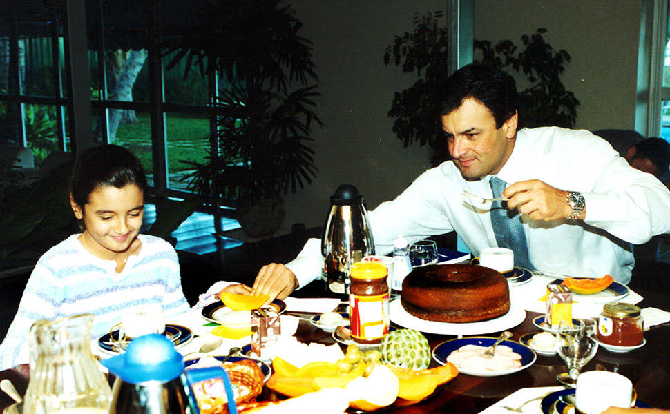 Aécio e a filha tomam café da manhã 