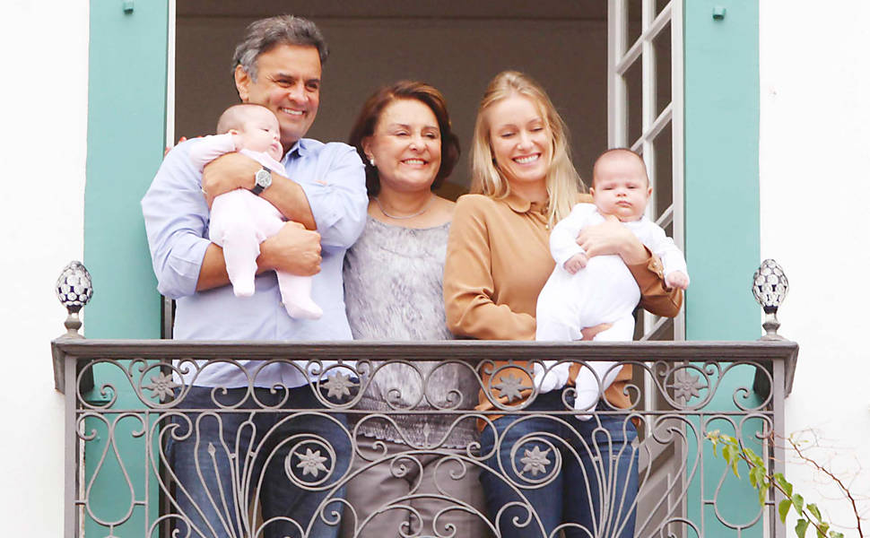 Aécio acena para eleitores da varanda da casa de sua família ao lado de sua esposa, Letícia, dos filhos Julia e Bernardo e de sua mãe, Inês Maria, em São João Del Rey (MG) 