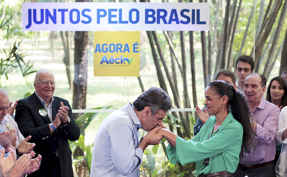 Aécio Neves, beija mão de Marina Silva ao receber o apoio da ex-candidata 
