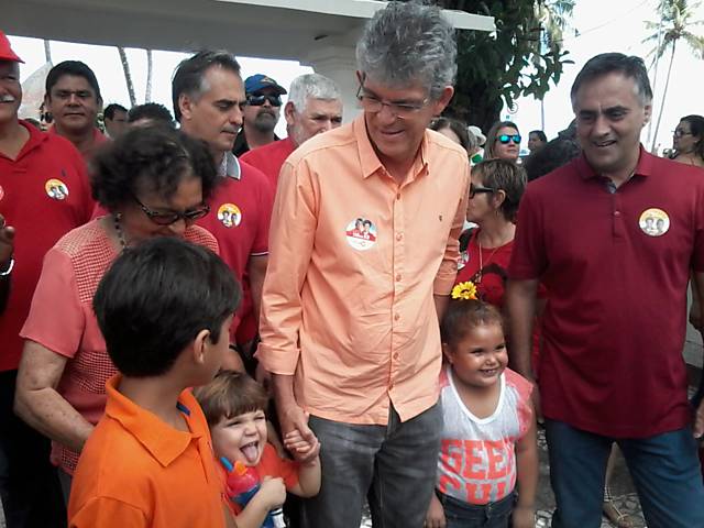 Ao lado do prefeito de João Pessoa, Luciano Cartaxo, Ricardo Coutinho cumprimenta eleitores