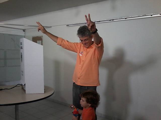 Governador da Paraíba Ricardo Coutinho na cabine de votação com o filho Henri