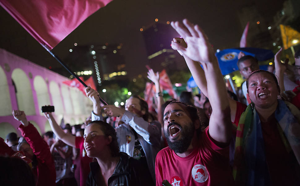 Sob chuva eleitores e militantes do PT comemoram reeleição de Dilma nos Arcos da Lapa 