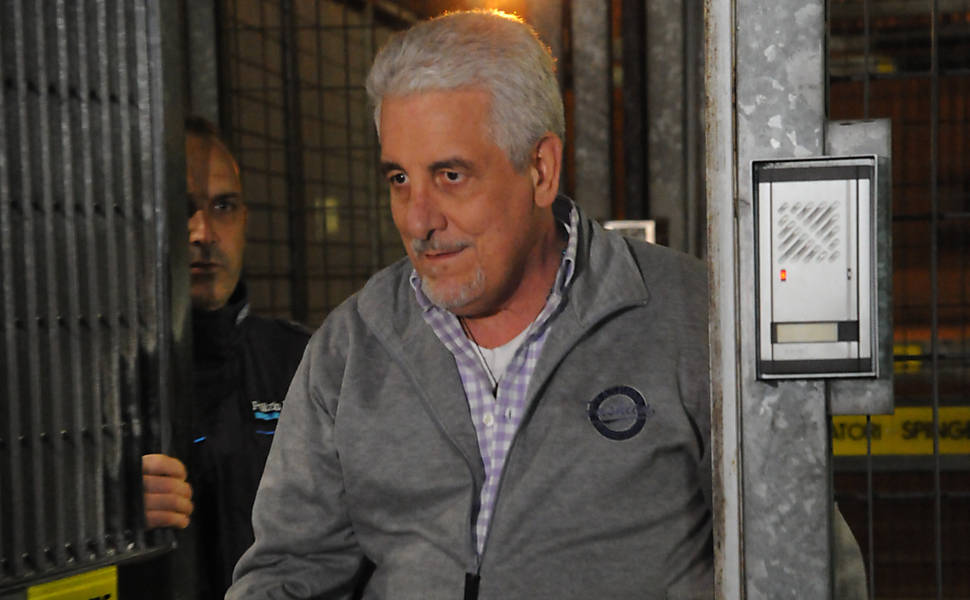 O ex-diretor do Banco do Brasil Henrique Pizzolato, condenado no caso mensalão, é solto na Itália 