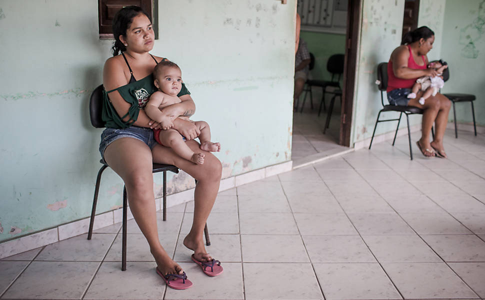 Taina Maria da Silva, 20, na unidade de saúde George Américo 3º, no bairro George Américo