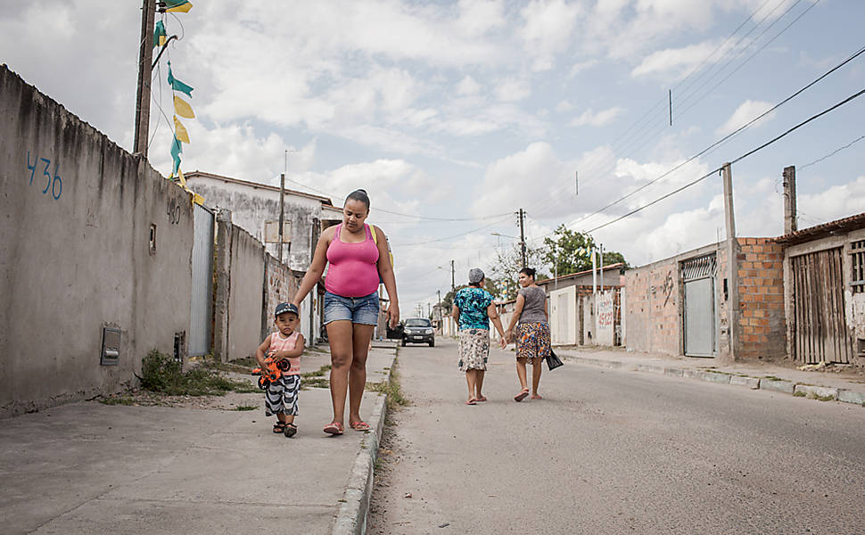 Os sintomas da doença também são parecidos: febre, mal-estar e dores e manchas vermelhas