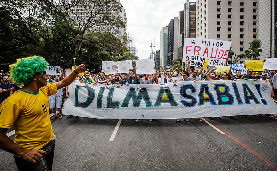 Protesto pede impeachment de Dilma