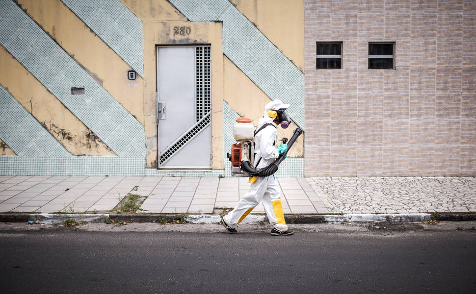 Agentes de combate a endemias durante trabalho no Bairro Serraria Brasil