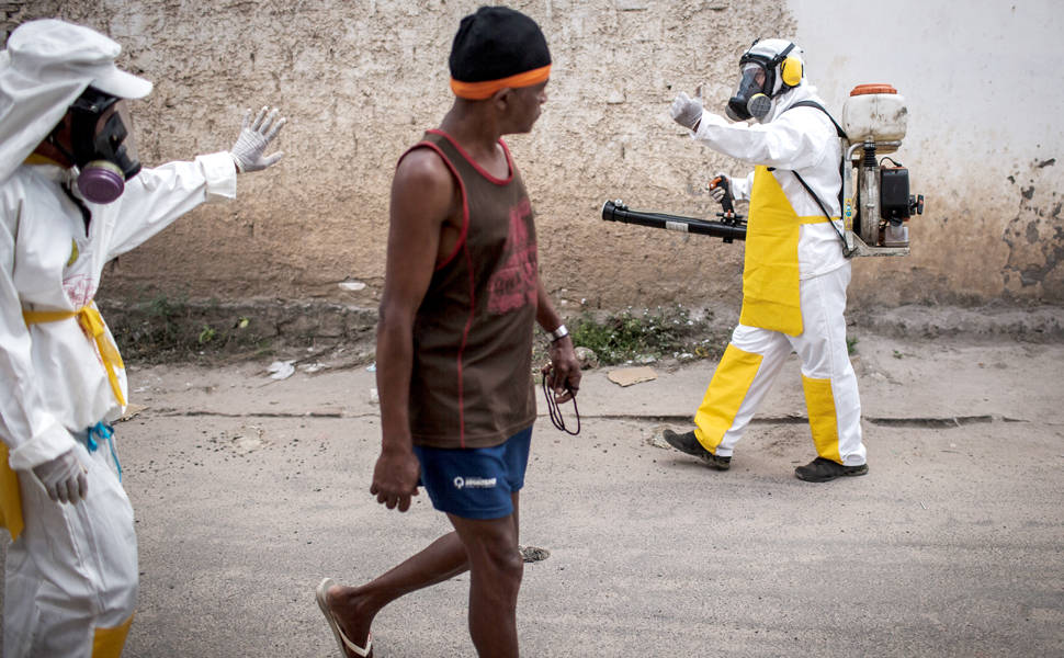 Agentes de combate a endemias durante trabalho no Bairro Mochila