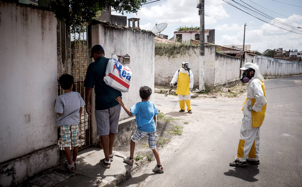 Agentes de combate a endemias durante trabalho no Bairro Mochila