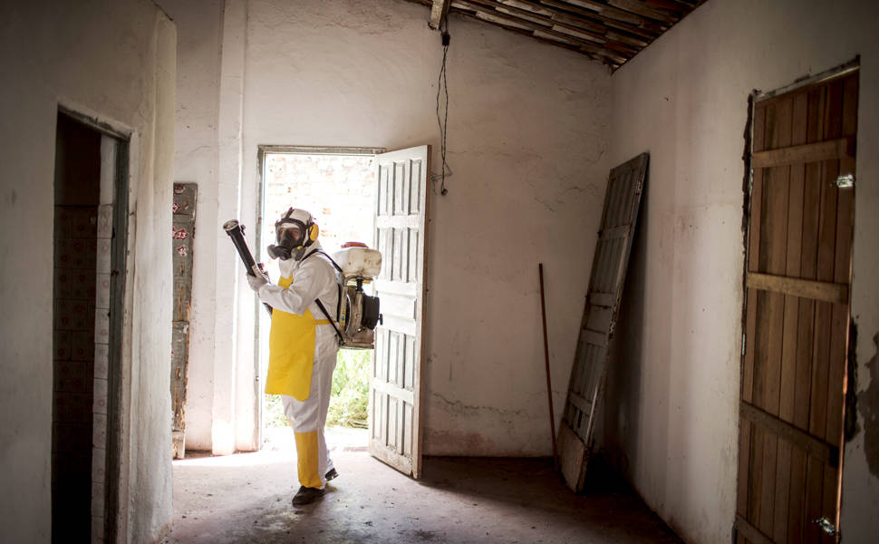 Agentes de combate a endemias durante trabalho no Bairro Mochila