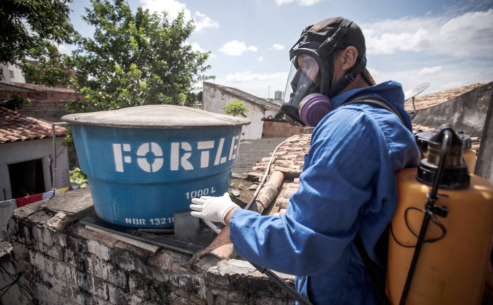 Agentes de combate a endemias durante trabalho no Bairro Mochila