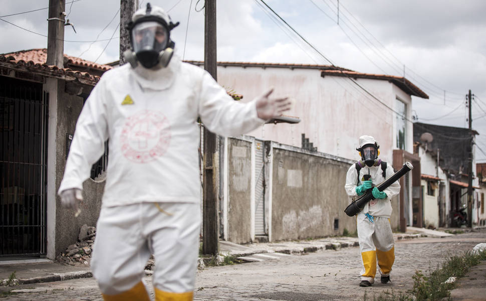 FEIRA DE SANTANA, BA, BRASIL, 30-10-2014: Agentes de combate a endemias durante trabalho no Bairro Serraria Brasil. Febre chikungunya, epicentro da epidemia em Feira de Santana - BA. A maioria dos casos está concentrada em um único bairro, George Américo. A febre que está se alastrando por todo o país. Até o dia 11 de outubro, o Ministério da Saúde havia registrado 299 casos autóctones (transmitidos no país). Desses, 274 foram no município de Feira de Santana; 17 no município de Oiapoque (AP), sete em Riachão do Jacuípe (BA) e um em Matozinhos (MG). (Foto: Avener Prado/Folhapress, SAUDE) ***EXCLUSIVO FOLHA***