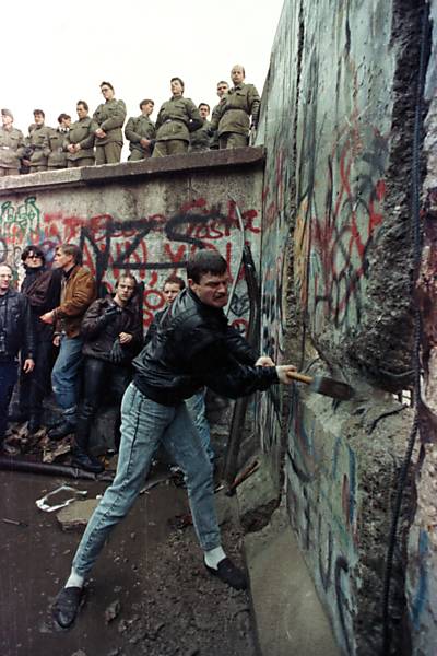 Manifestante destrói Muro de Berlim
