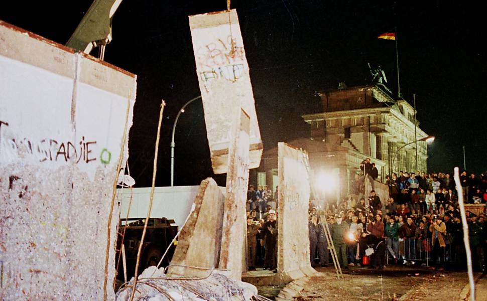 Parte do Muro de Berlim é retirada enquanto Alemanha Oriental começa a desmantelar barreira perto do Portão de Brandenburgo


