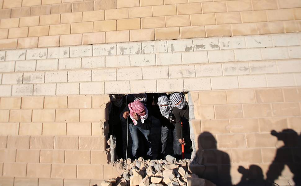 Jovens palestinos quebram muro de Israel em 2014