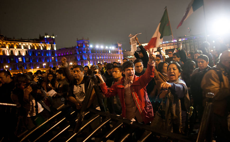 Grupo incendeia porta do Palácio Nacional mexicano