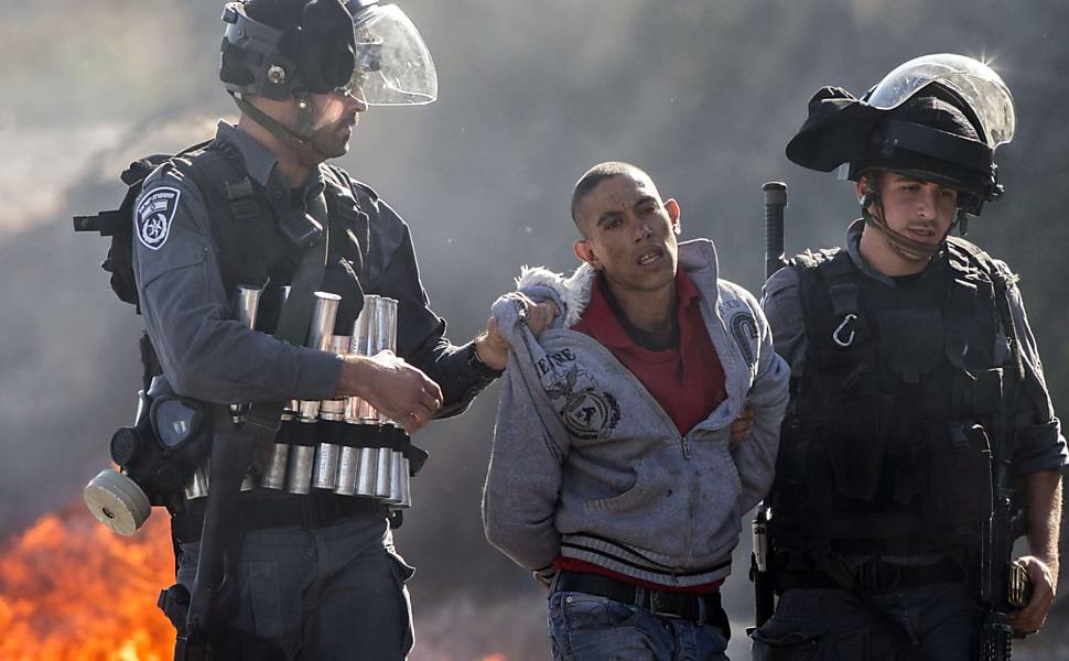 Jovens de aldeia árabe entraram em confronto com a polícia israelense