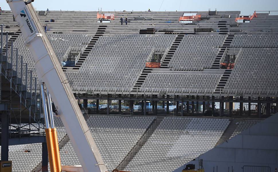Vista de obras na arquibancada provisória norte do Itaquerão, em abril de 2014