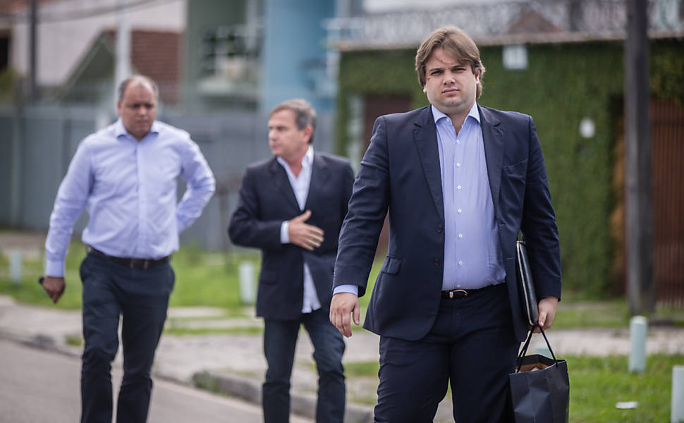Advogados dos presos na operação Lava Jato na sede da Policia Federal em Curitiba
