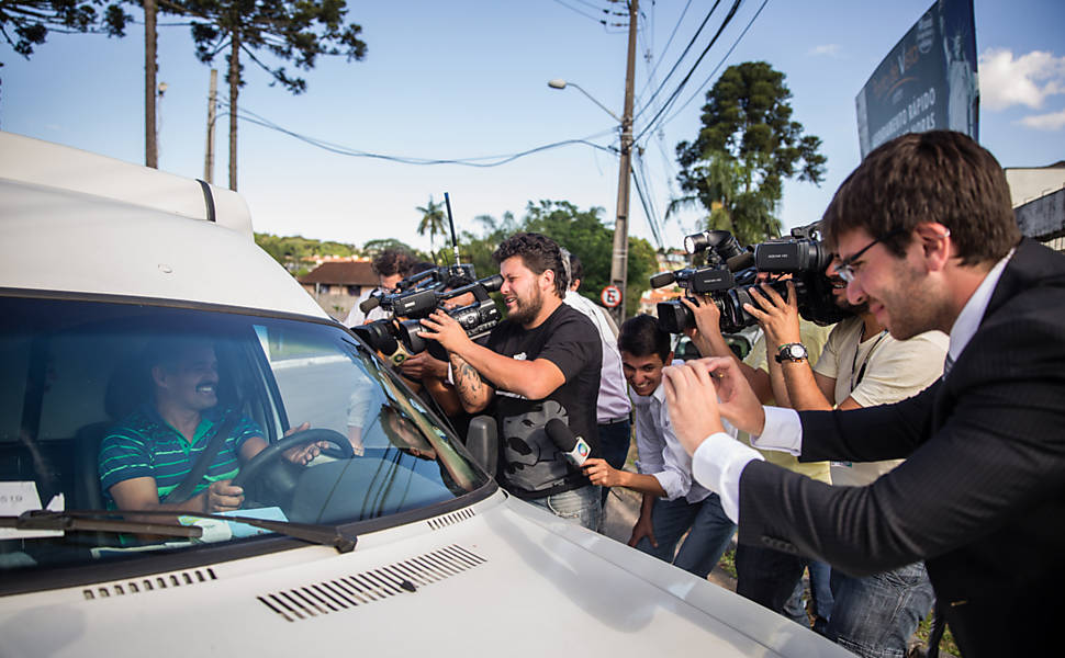 Entregador de quentinhas concede entrevista a jornalistas na sede da Policia Federal em Curitiba