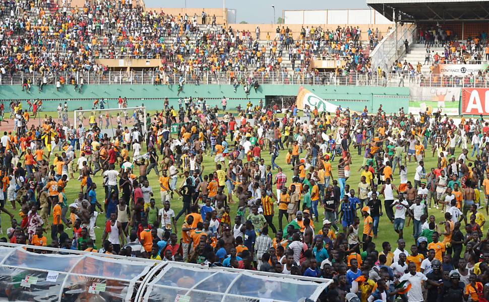 Torcedores invadem campo de futebol na África