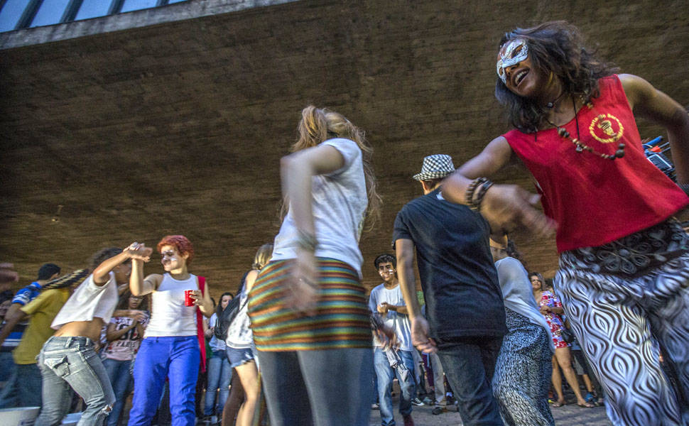 Centenas fazem Dança da Chuva no Vão do Masp, em São Paulo