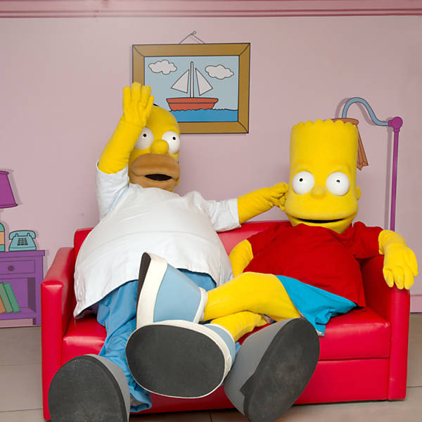 Loja decora espaço com o sofá de Homer e Bart Simpsons
