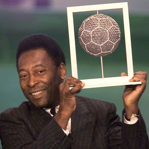 Pelé recebe o Prêmio Fifa de Jogador do Século, vencendo Diego Maradona na disputa realizada em 2000
