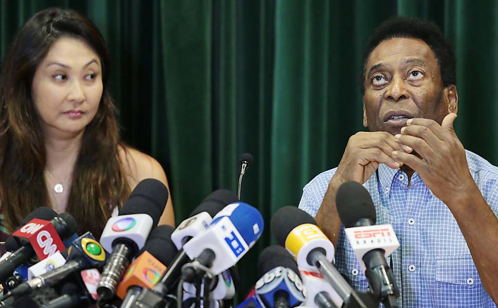 Coletiva de Pelé após receber alta do hospital