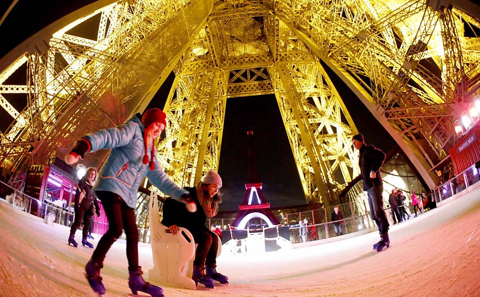 Pista de patinação na torre Eiffel