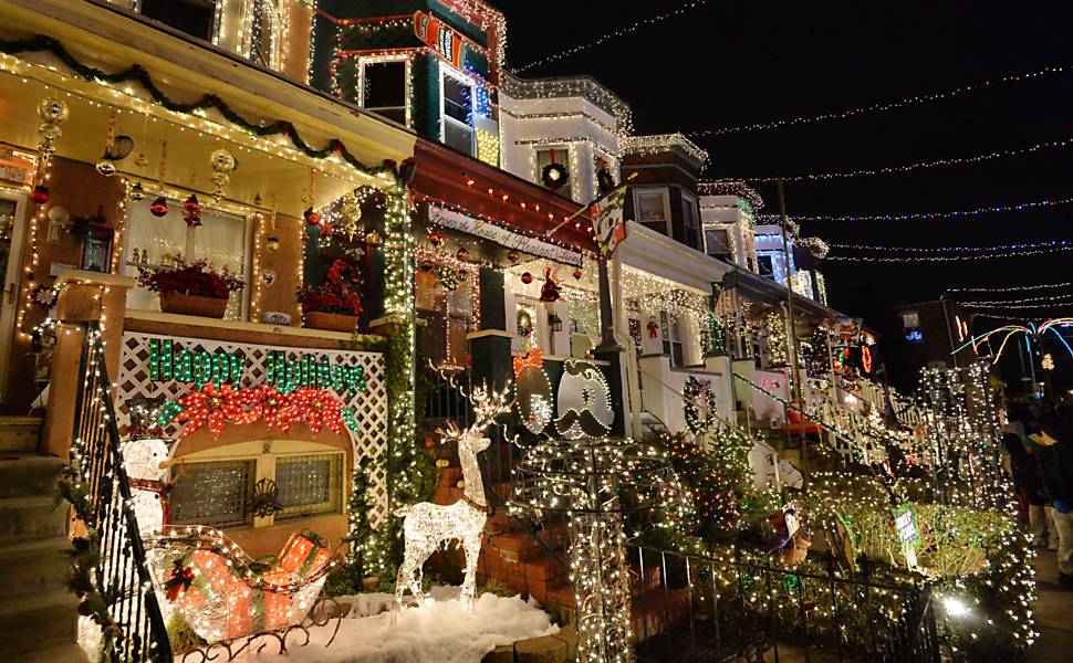 Casas iluminadas na rua 34, em Hampden (Baltimore), no tradicional "Milagre da Rua 34"