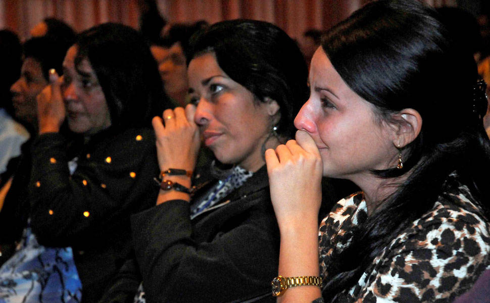 Membros do Parlamento cubano se emocionam ao assistir pela TV o ditador cubano, Raúl Castro, anunciando que Cuba vai restabelecer as relações diplomáticas com os EUA