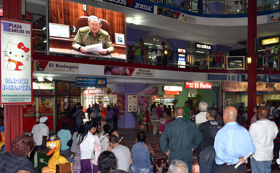 Cubanos assistem pela TV ao pronunciamento do ditador cubano, Raúl Castro, que confirmou que seu governo e de Obama, dos Estados Unidos, concordaram em restabelecer as relações diplomáticas