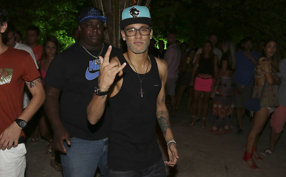 Neymar participa de festa em Trancoso