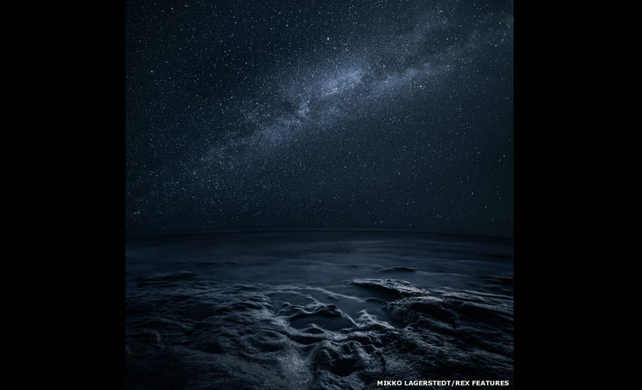 Apesar de aqueles que vivem nas cidades terem as paisagens noturnas ofuscadas pelas luzes, basta viajar para as partes mais remotas do país para que um mar de estrelas se revele no céu