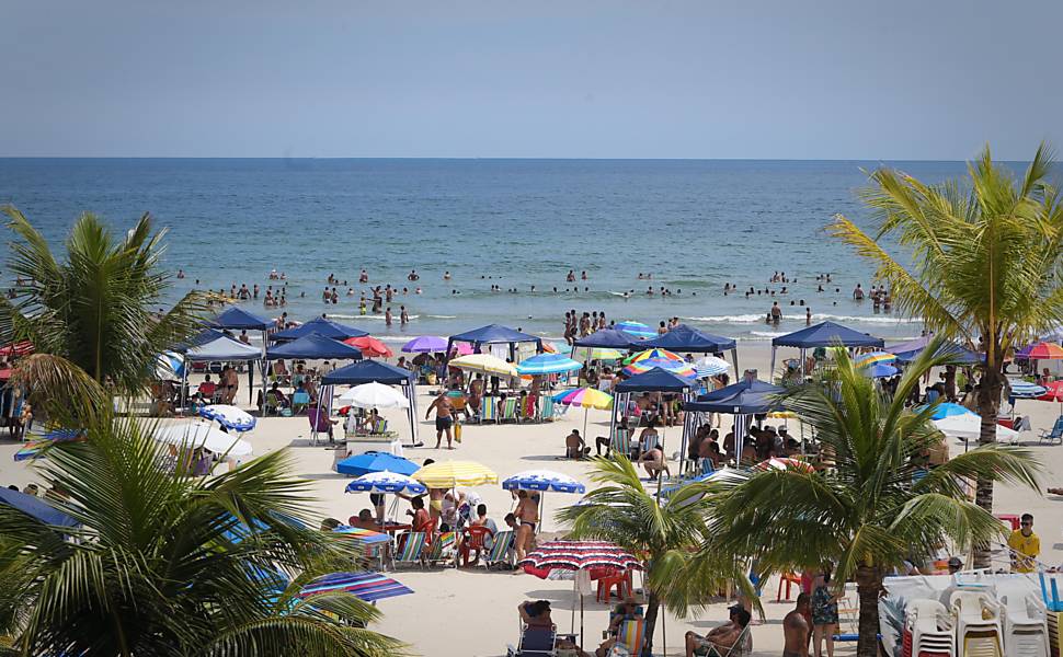 Turistas curtem o verão no litoral norte de São Paulo