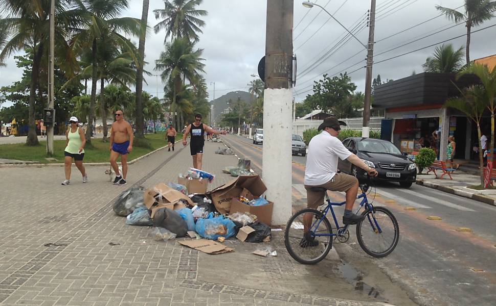 Acúmulo de lixo no Guarujá