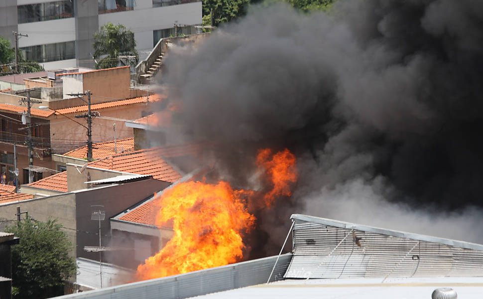 Incêndio em fábrica no bairro da Penha (SP)