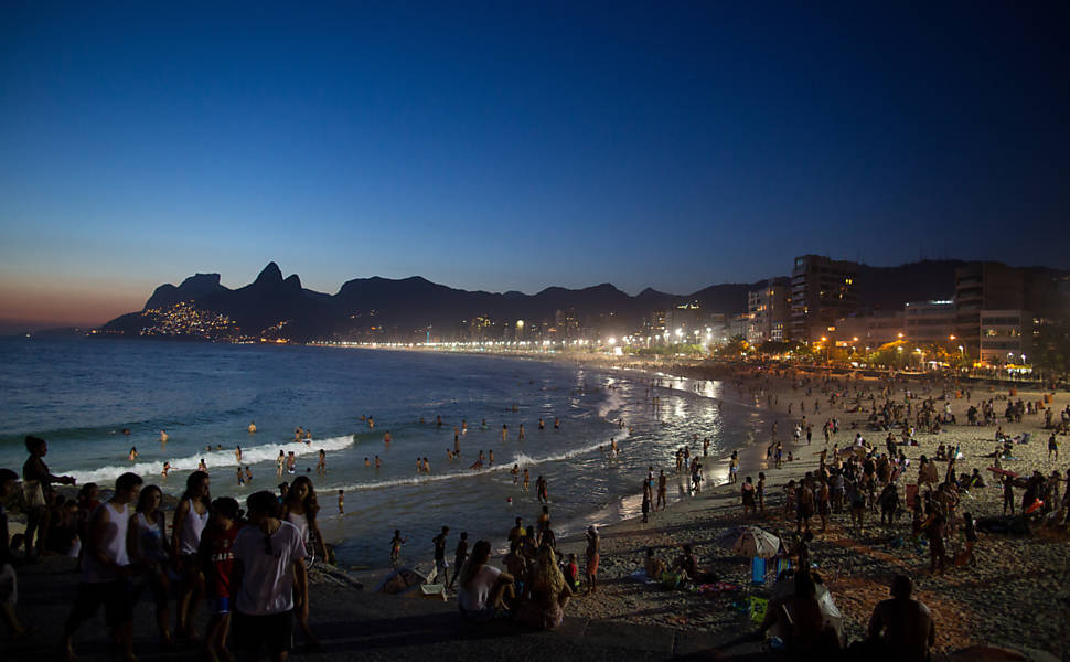 Heat Takes Rio Residents to the Beach in the Evening